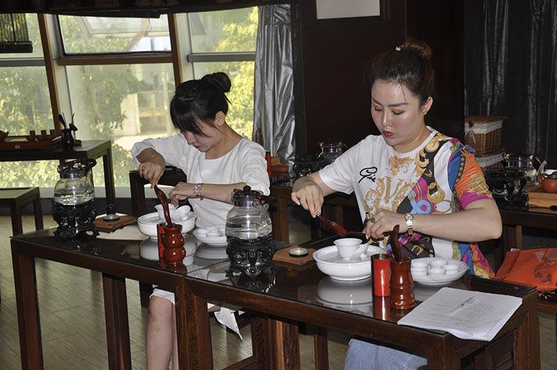 茶艺师时薪揭秘：中国十大茶艺师培训机构毕业生的“身价密码”‌